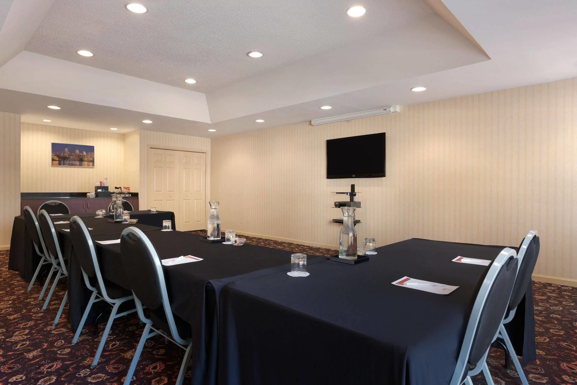 Hotel Hawthorn By Wyndham Airport
