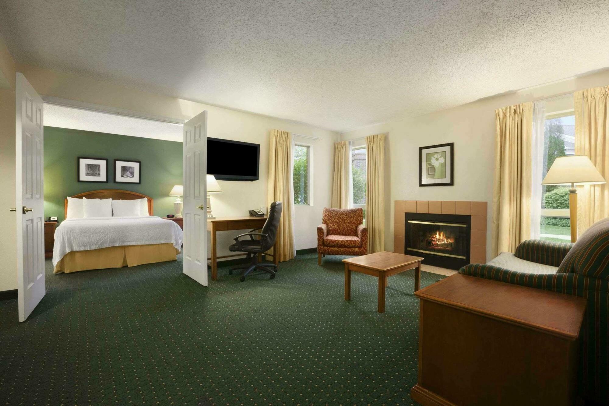 Hotel Hawthorn By Wyndham Airport 3*
