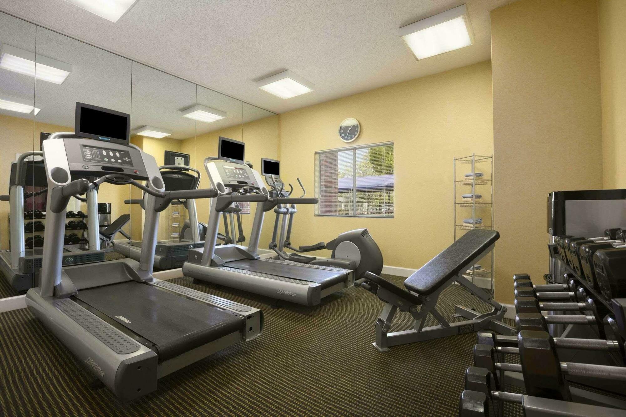 Hawthorn By Wyndham Airport Hotel 3*